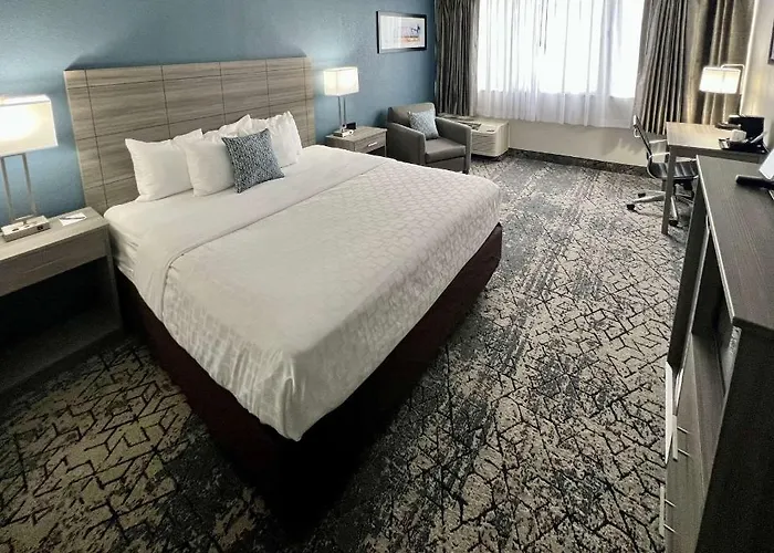 Clarion & Convention Center 3*